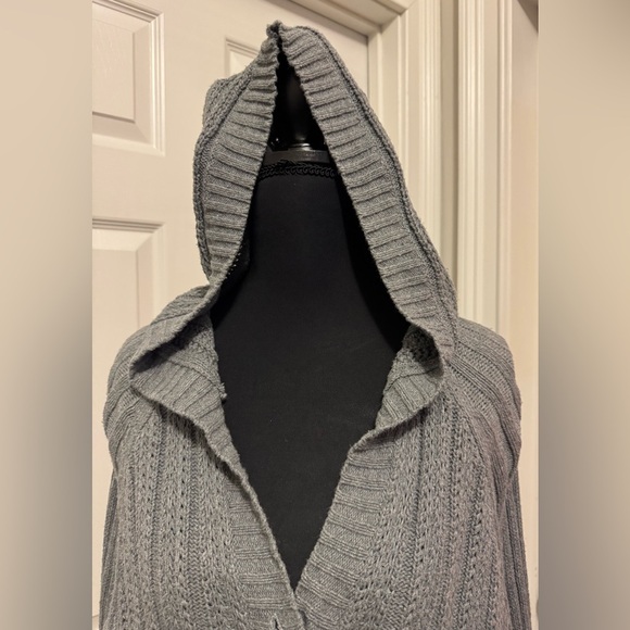 Sonoma Gray V-Neck Sweater with Cable Knit Pattern - Picture 5 of 13